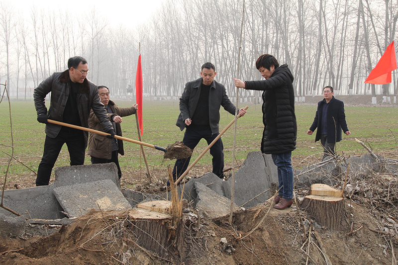 博農(nóng)集團領導、基層黨政負責人等同志積極參加植樹活動
