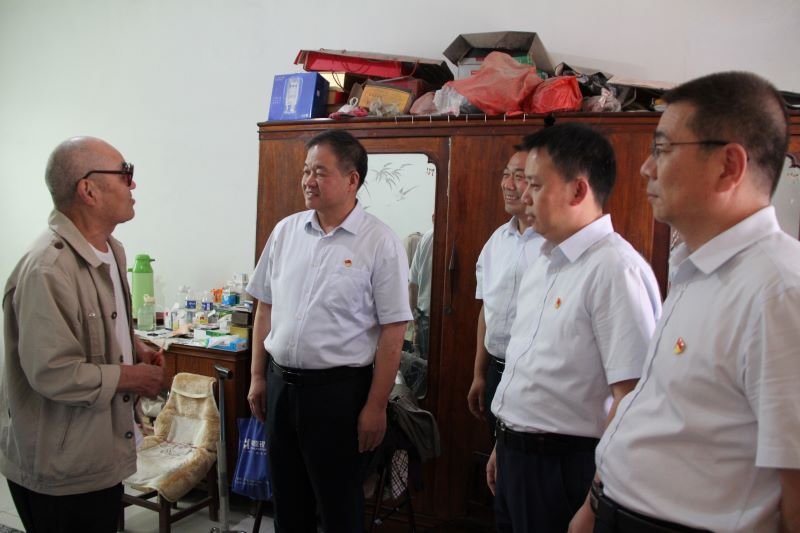 博農(nóng)集團領導走訪慰問老黨員、困難黨員